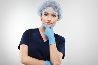 Tıbbi üniformalı güzel kız