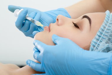 Dudak büyütme için dolgu ile şırınga