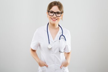 Steteskoplu çekici hemşire