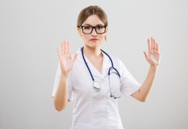 Beyaz tıp elbise içinde güzel hemşire