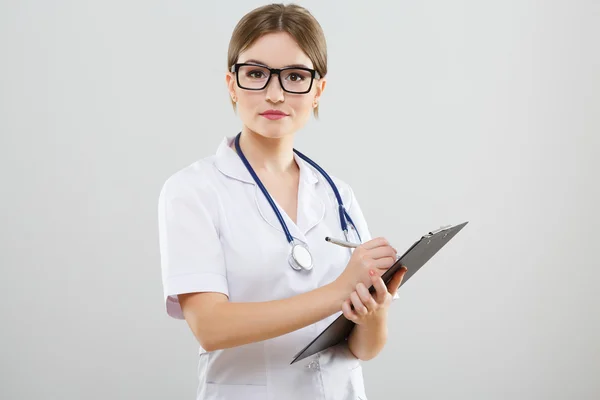 医療白衣で美しい看護師 — ストック写真