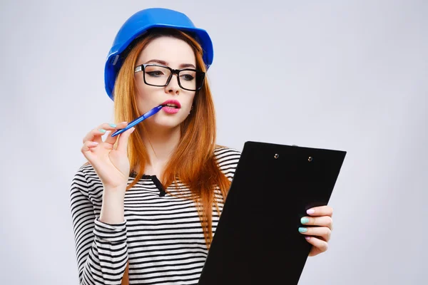 Menina em capacete azul com tablet — Fotografia de Stock