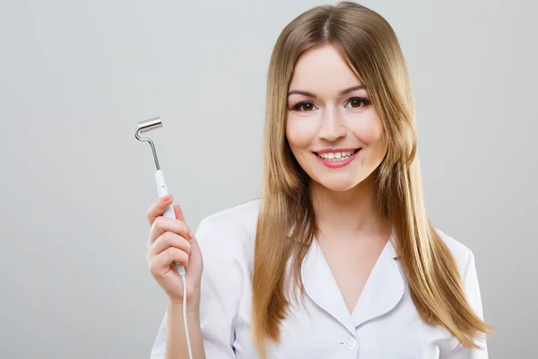 Mooie verpleegster in witte medische robe — Stockfoto