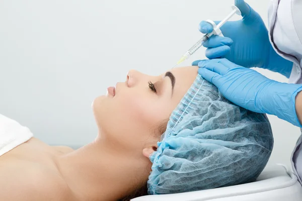 Yüz şekillendirme için dolgu lu şırınga