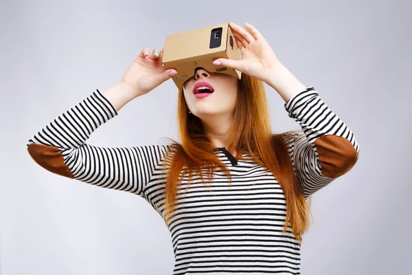 Девушка смотрит на VR box — стоковое фото