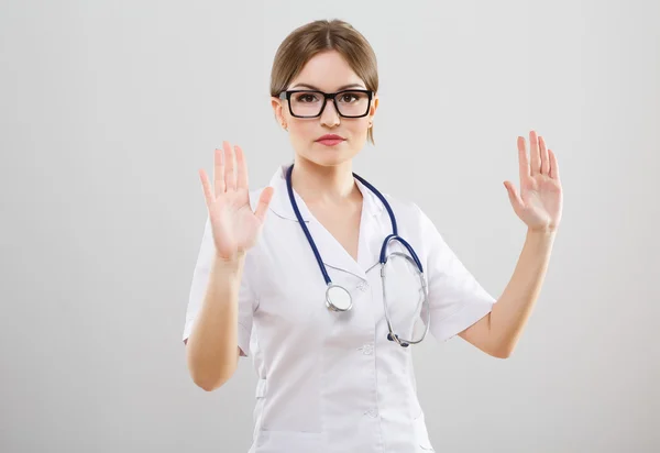 Hermosa enfermera en bata médica blanca — Foto de Stock