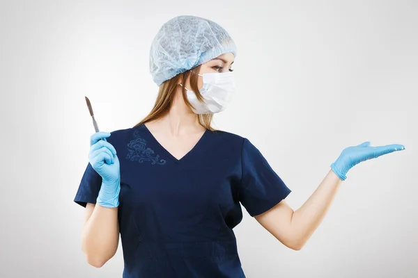 Bella infermiera in uniforme medica blu — Foto Stock