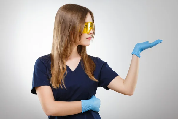 Bela enfermeira em uniforme médico azul — Fotografia de Stock