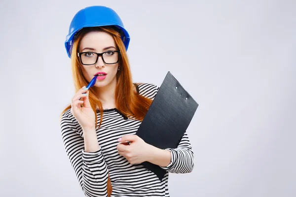 Mädchen mit blauem Helm hält Tablet in der Hand — Stockfoto