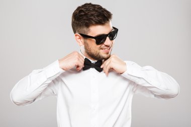 Gri arka plan, çekici bir adam