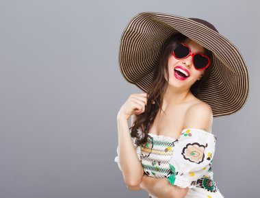 Model şapka ve kalp şeklinde güneş gözlüğü