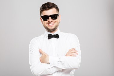 Gri arka plan, gülümseyen adam