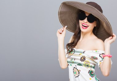 Şapka ve güneş gözlüğü modeli