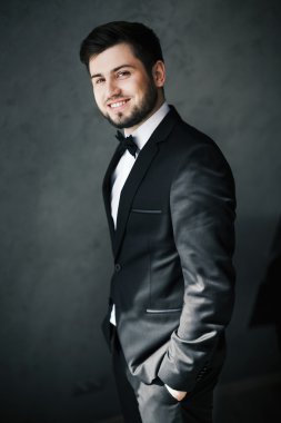 Yakışıklı gülümseyen damat