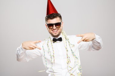 Gri arka plan, çekici bir adam