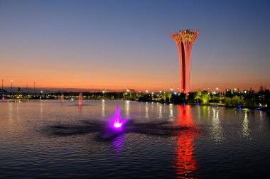 Kule ve ışıklı çeşme, farklı renkler, akşam. Botanik Expo 2016.