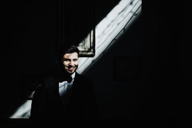 Yakışıklı gülümseyen damat