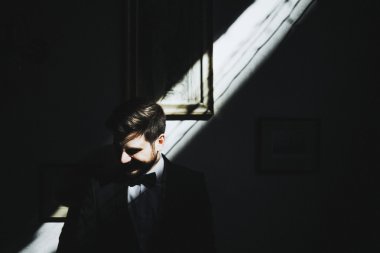 Yakışıklı gülümseyen damat