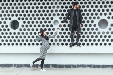 Hamile kız yüksek kalan adam