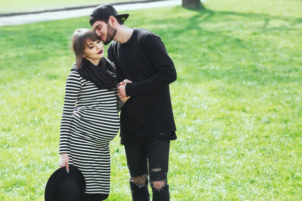 Homem e mulher grávida no parque — Fotografia de Stock