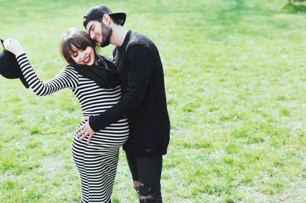 Mujer embarazada y hombre en el parque — Foto de Stock