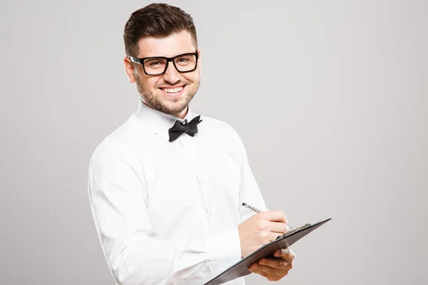 Retrato de hombre guapo en fondo gris — Foto de Stock