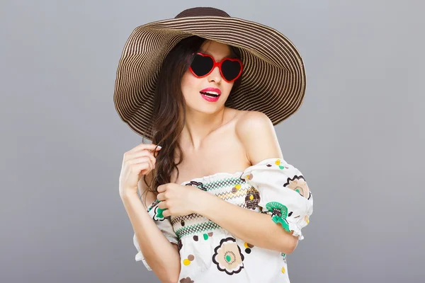 Hermosa chica en sombrero y gafas de sol en forma de corazón — Foto de Stock