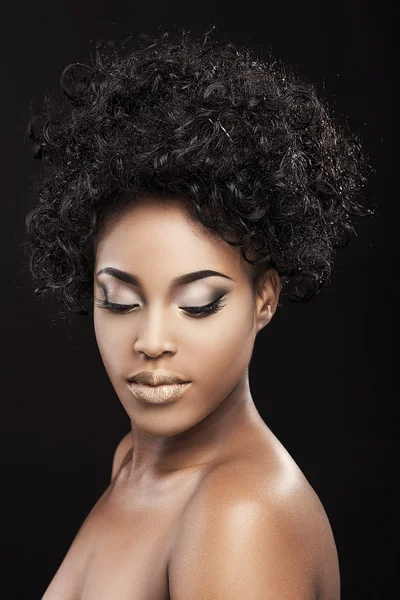 Портрет красивої темношкірої дівчини — стокове фото