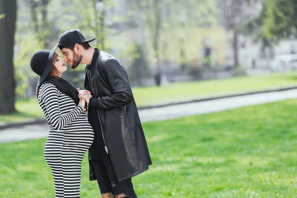 Man and pregnant girl in park — Stock Photo, Image