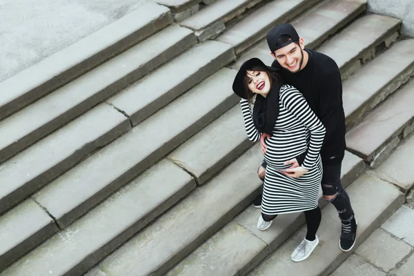 Mujer embarazada y hombre de pie en las escaleras —  Fotos de Stock