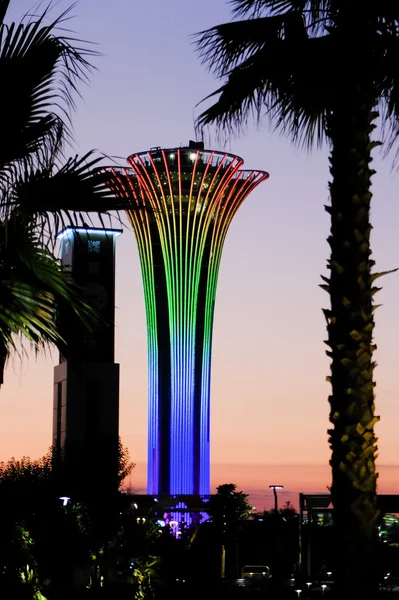 Torre iluminada, diferentes colores, Botanic Expo 2016 . — Foto de Stock