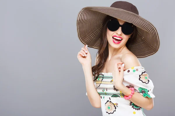 Модель в шляпе и черных солнечных очках — стоковое фото