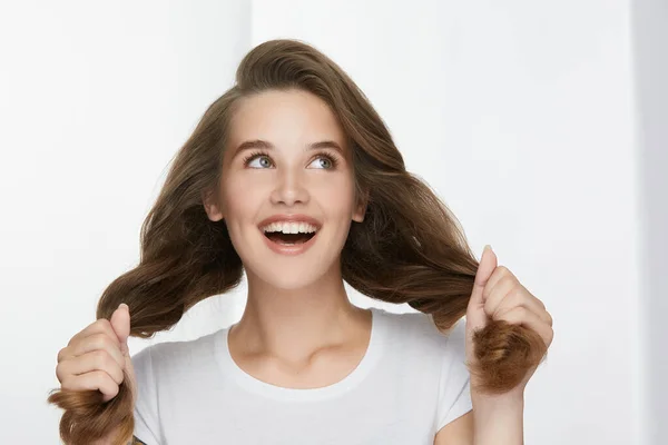 Happy Charming Girl Perfect Hair Looking Lovely Woman Smiling Holding — Stock Photo, Image