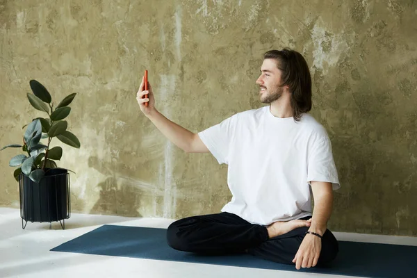 Hombre Encantador Postura Del Yoga Estera Usando Teléfono Práctica Remota — Foto de Stock