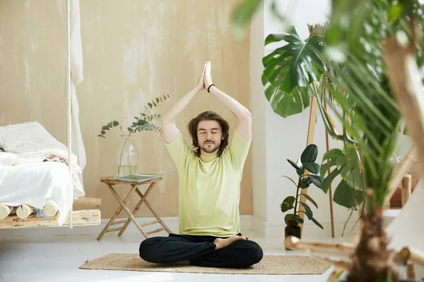 Guapo Macho Practicando Yoga Casa Adulto Haciendo Yoga Asana Sentado — Foto de Stock