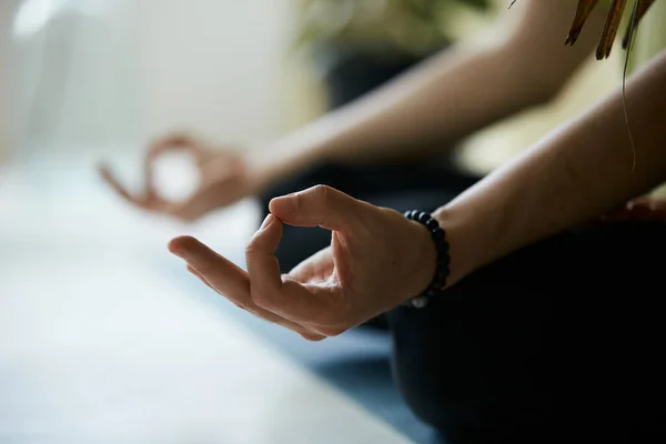 Närbild Yoga Mudra Med Manliga Armar Ljusa Man Händer Gör — Stockfoto