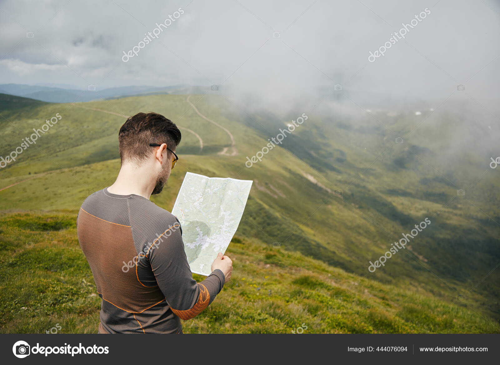 Mand Stående Toppen Maountain Med Kort Turist Ser Til Kortet