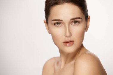 Beyaz arka planda parlak dudakları olan muhteşem bir kadın, temiz ciltli ve çıplak omuzlu güzel bir kadın.