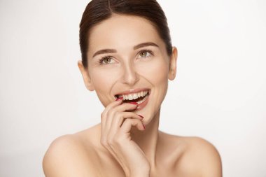 Sevimli, çekici bir kadın gülümseyen ve tepedeki güzel bayana bakan, günlük taze makyajlı ve parlak dudaklı, beyaz tenli, muhteşem bir gülümsemesi olan.