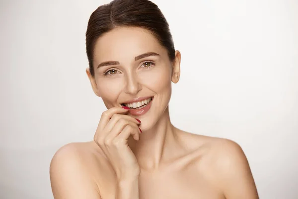 Mujer Encantadora Con Pelo Brillante Atado Sonriendo Blanco Linda Chica — Foto de Stock