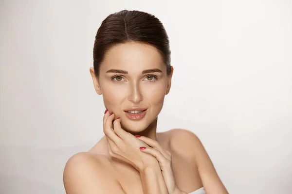 Hermosa Mujer Con Cabello Castaño Ojos Mirando Cámara Espacio Copia — Foto de Stock