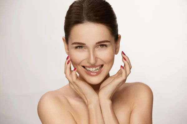 Encantadora Chica Sonriendo Sosteniendo Los Brazos Cerca Cara Hermosa Mujer — Foto de Stock