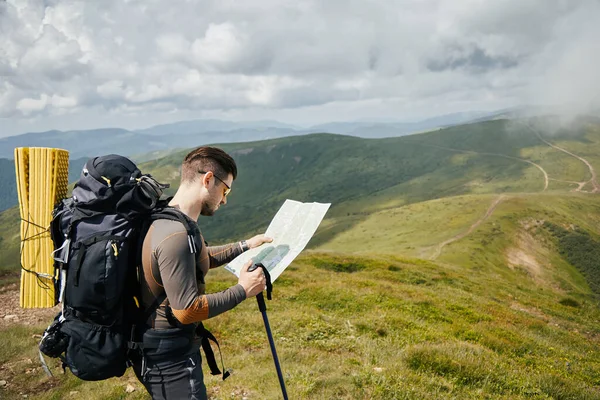Excursionista Profesional Que Busca Sendero Utilizando Mapa Papel Hombre Equipo —  Fotos de Stock