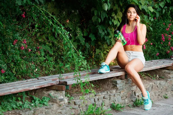 Athletic girl, talking on the phone — Stockfoto