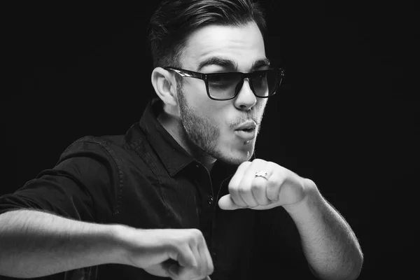 Hombre barbudo alegre con camisa negra y gafas de sol —  Fotos de Stock