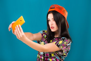 Tutkulu güzel kız selfie akıllı telefonunu alır. 