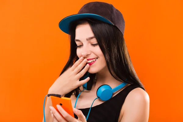 Smiling pretty girl, holding smart phone in her hand — Stockfoto