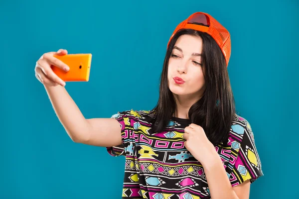 Прекрасна брюнетка дівчина робить селфі на смартфоні — стокове фото