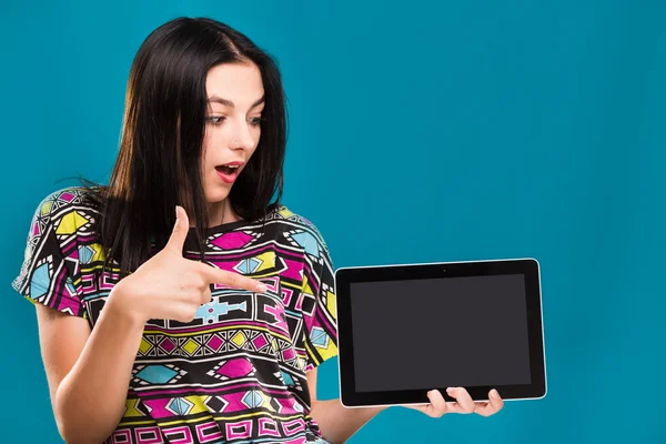 Sorpresa donna bruna in posa con tablet in mano — Foto Stock