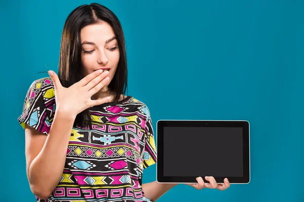 Schöne junge Frau posiert mit Tablette in der Hand — Stockfoto
